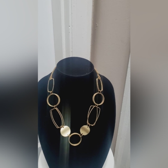 Gold Tone Oval And Rectangle Large Shaped Linked Necklace. 🌴 - Picture 5 of 7